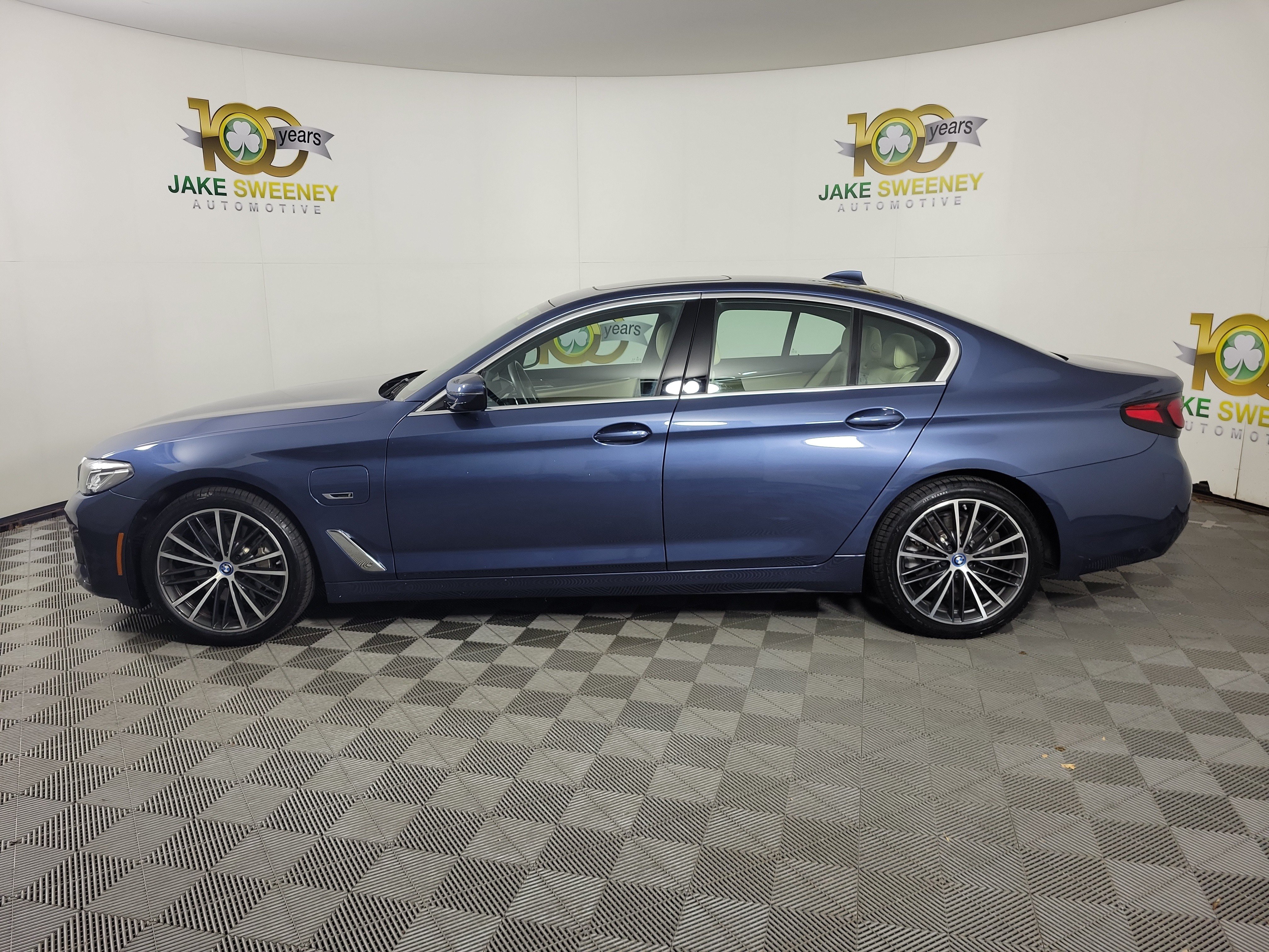 Certified 2023 BMW 530e xDrive w/ Convenience Package AWD/4WD image 4