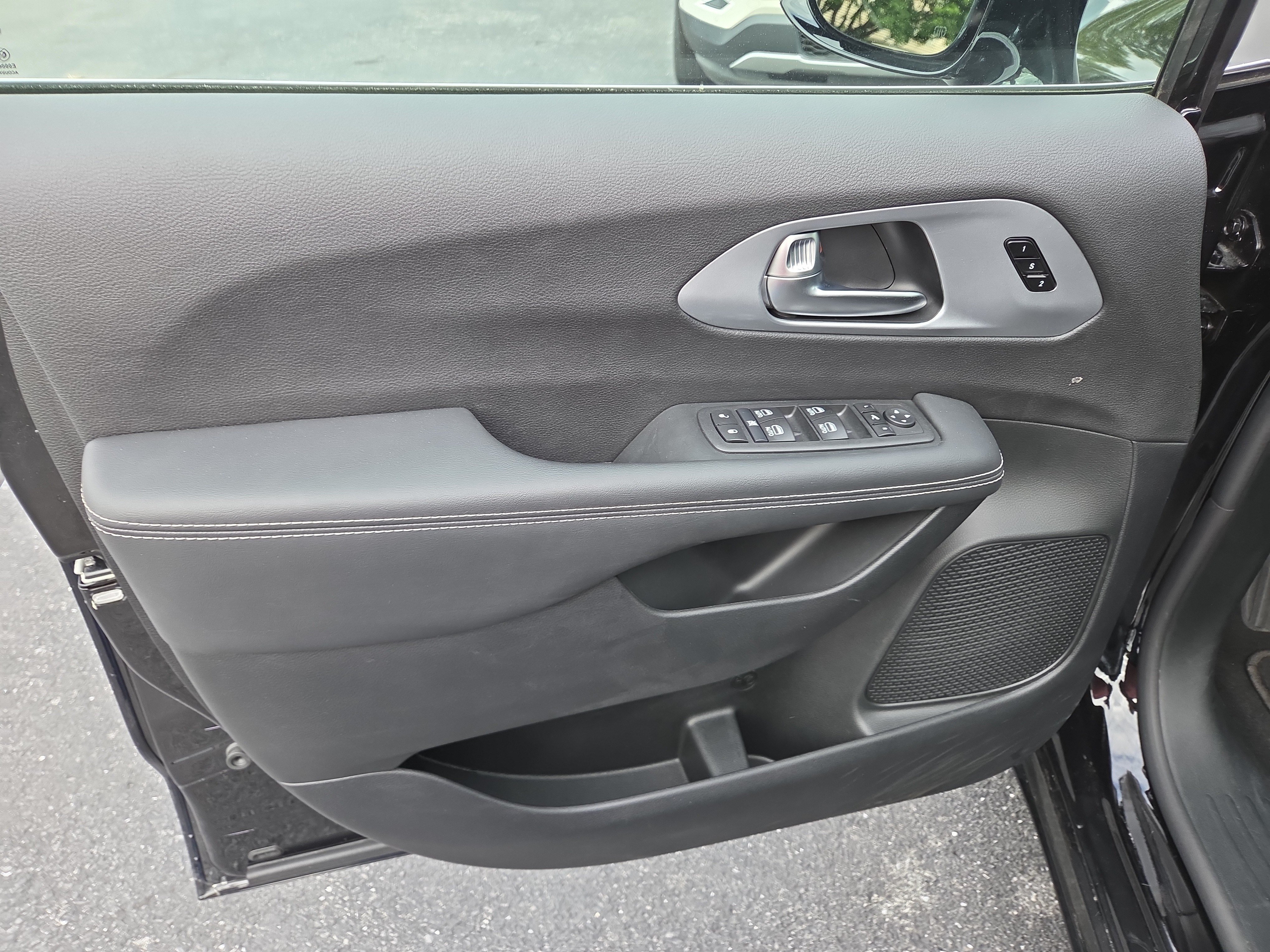 Certified 2026 Chrysler Pacifica Limited FWD image 15