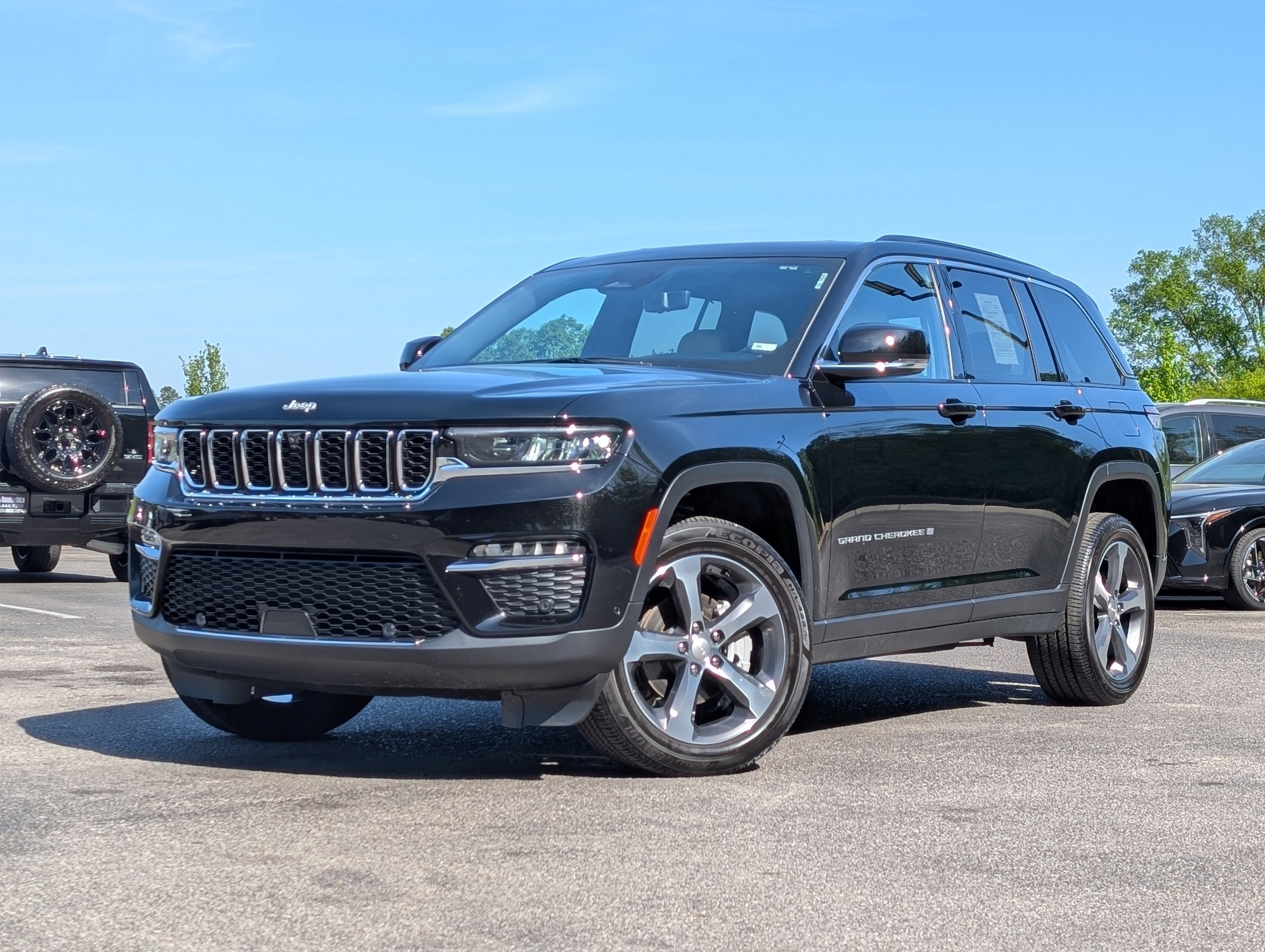 Used 2025 Jeep Grand Cherokee Limited w/ Luxury Tech Group II AWD/4WD image 4
