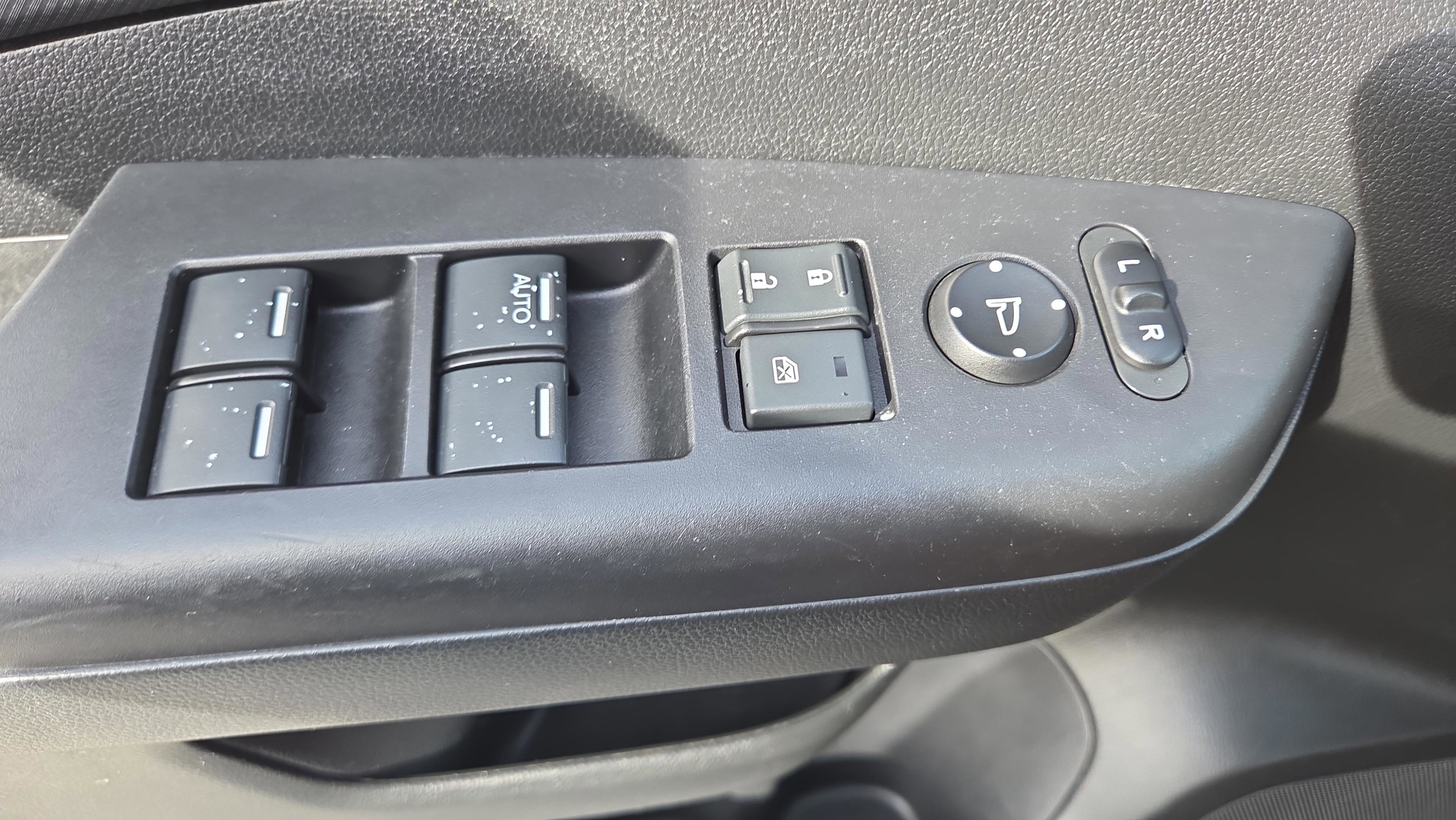 Used 2015 Honda CR-V LX image 33