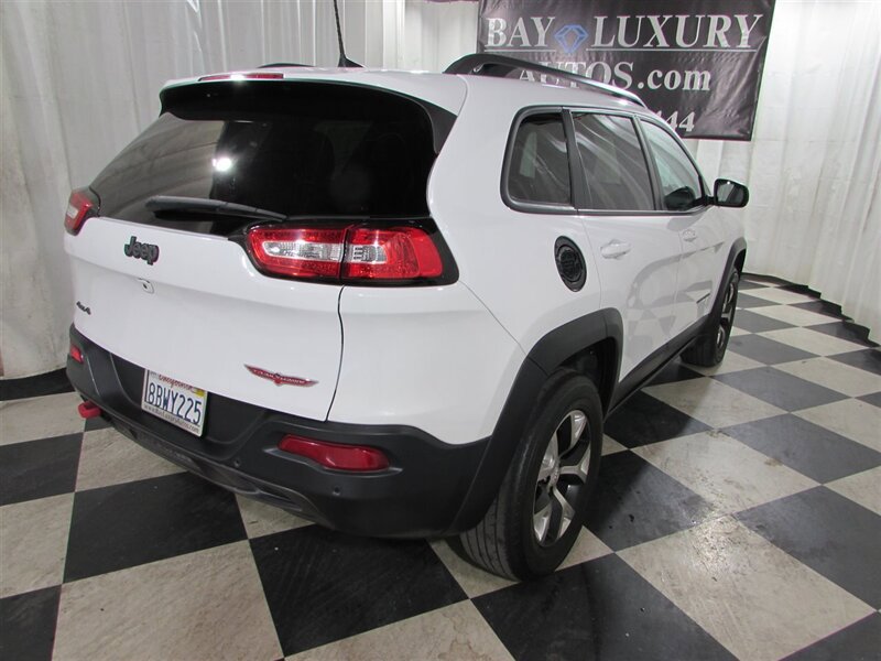 Used 2018 Jeep Cherokee Trailhawk image 11