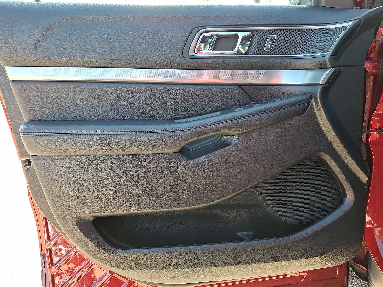 Used 2018 Ford Explorer XLT w/ Equipment Group 202A image 14