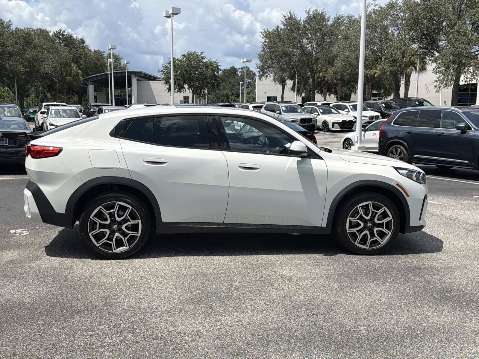 Used 2025 BMW X2 xDrive28i AWD/4WD image 3
