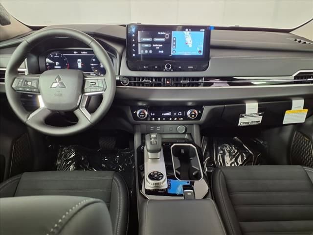 Used 2025 Mitsubishi Outlander SE image 12