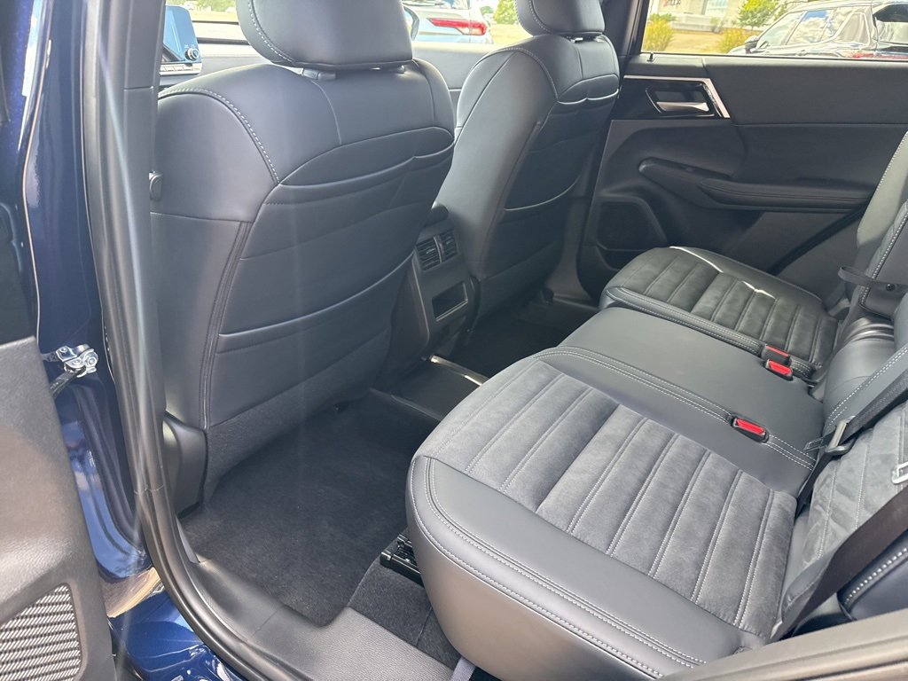 New 2025 Mitsubishi Outlander SE image 23