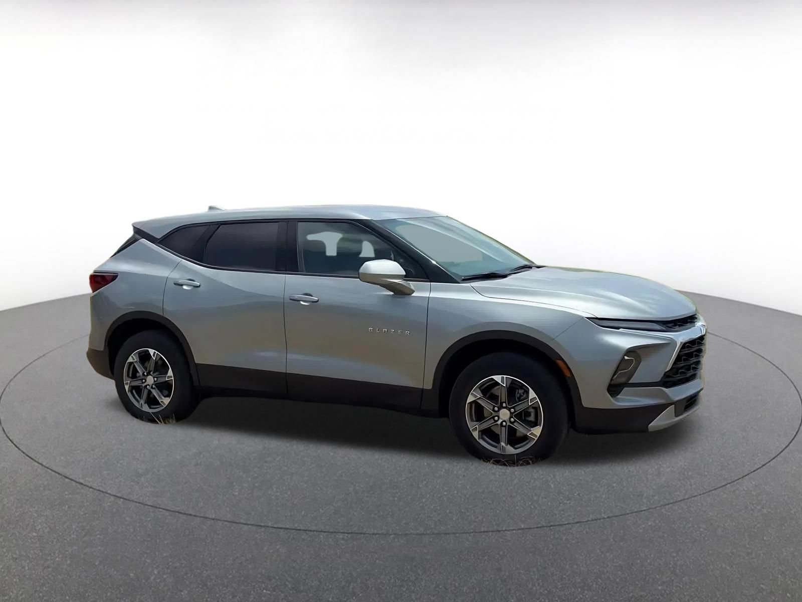 Used 2026 Chevrolet Blazer LT FWD image 2
