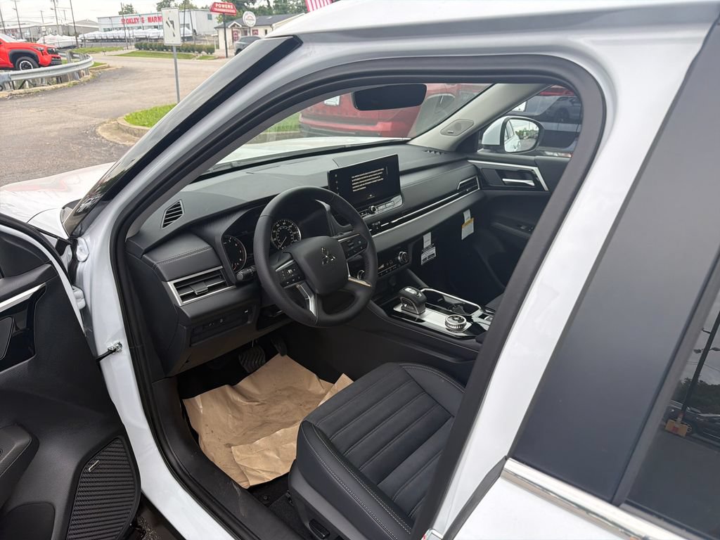 New 2026 Mitsubishi Outlander SE FWD image 15