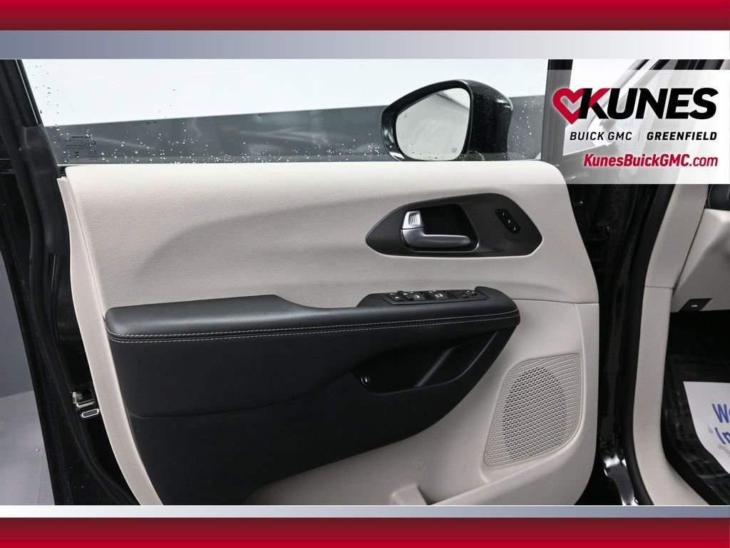 Used 2024 Chrysler Pacifica Select FWD image 27