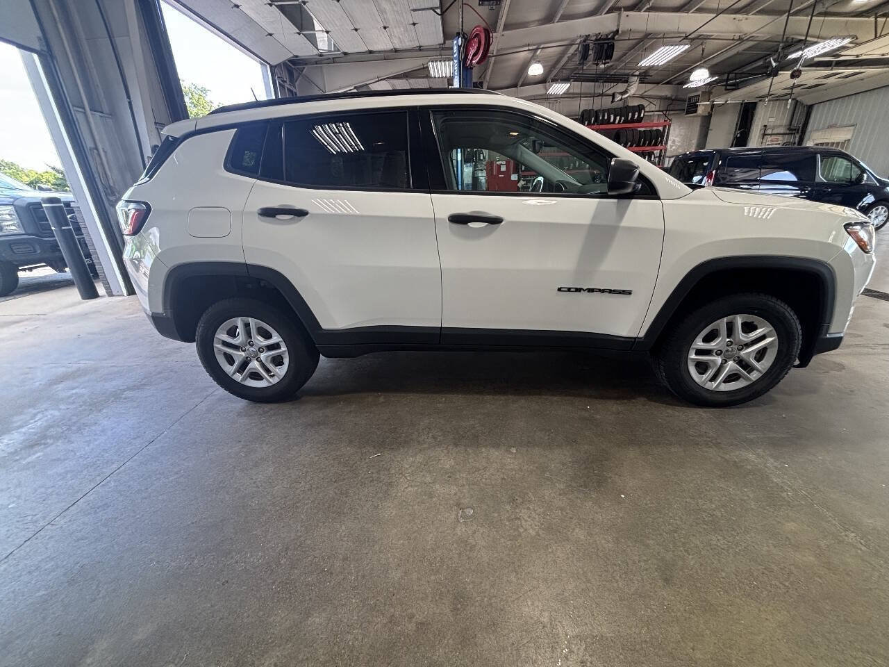 Used 2018 Jeep Compass Sport AWD/4WD image 2