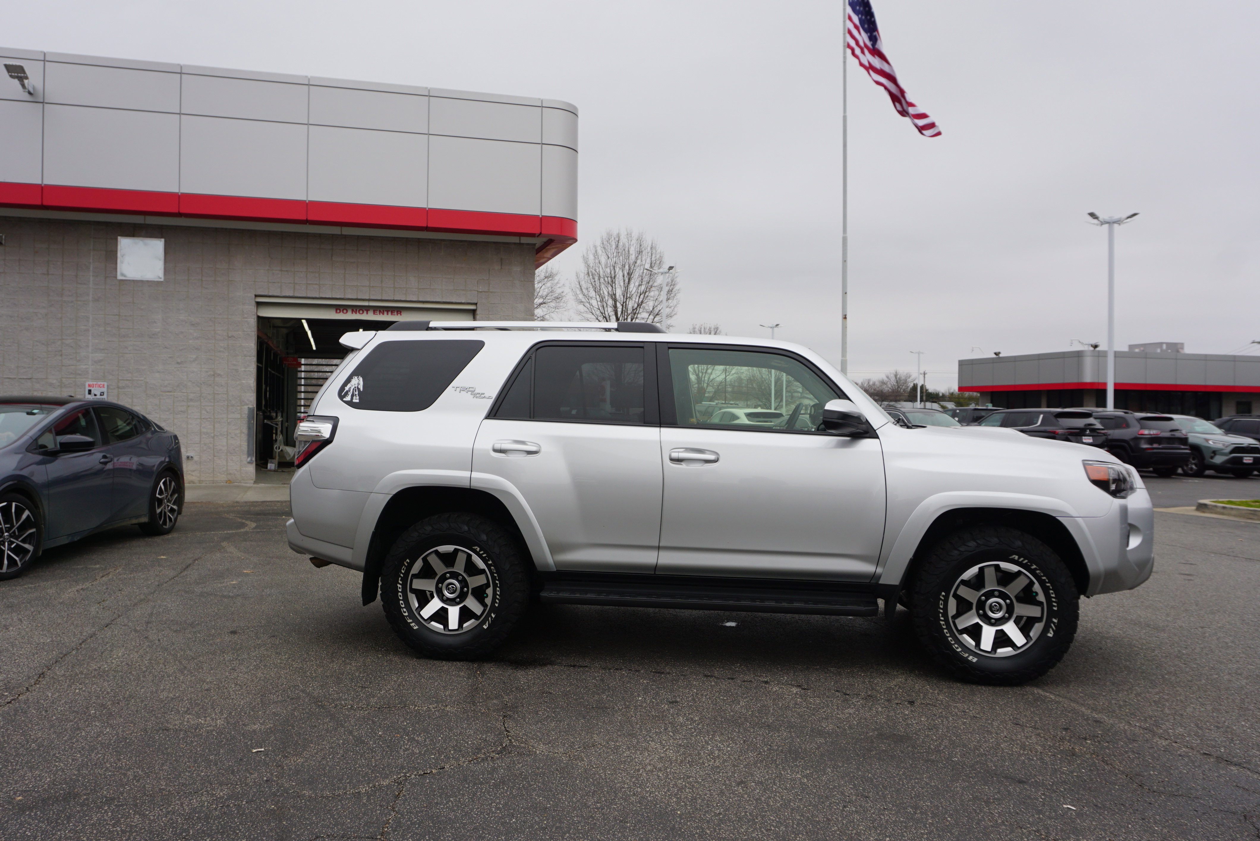 Used 2018 Toyota 4Runner TRD Off-Road image 3