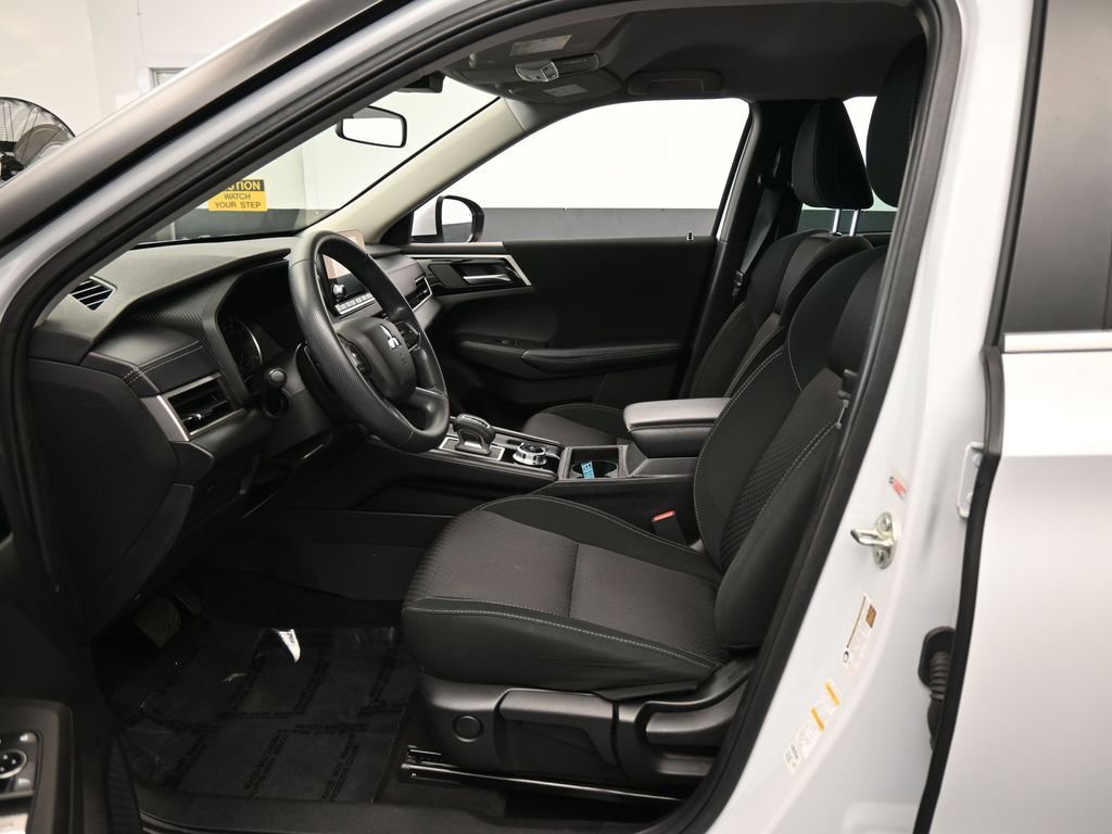 Used 2023 Mitsubishi Outlander ES image 11