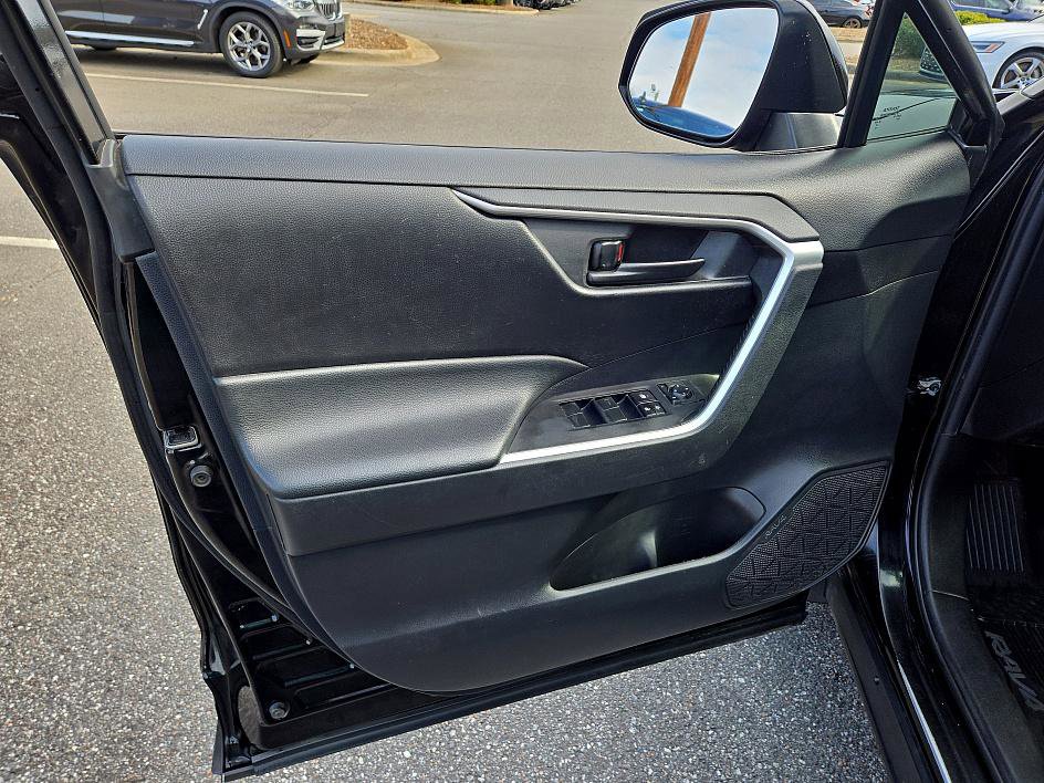 Used 2020 Toyota RAV4 LE image 9