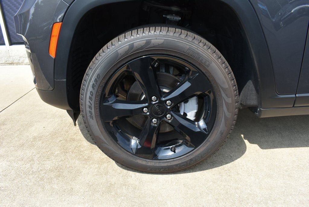 Used 2025 Jeep Grand Cherokee Limited w/ Black Appearance Package image 16