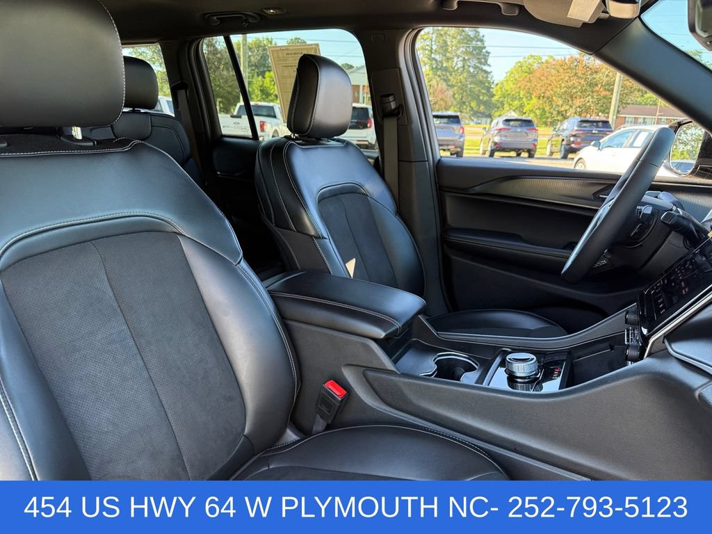 Used 2025 Jeep Grand Cherokee Altitude AWD/4WD image 20