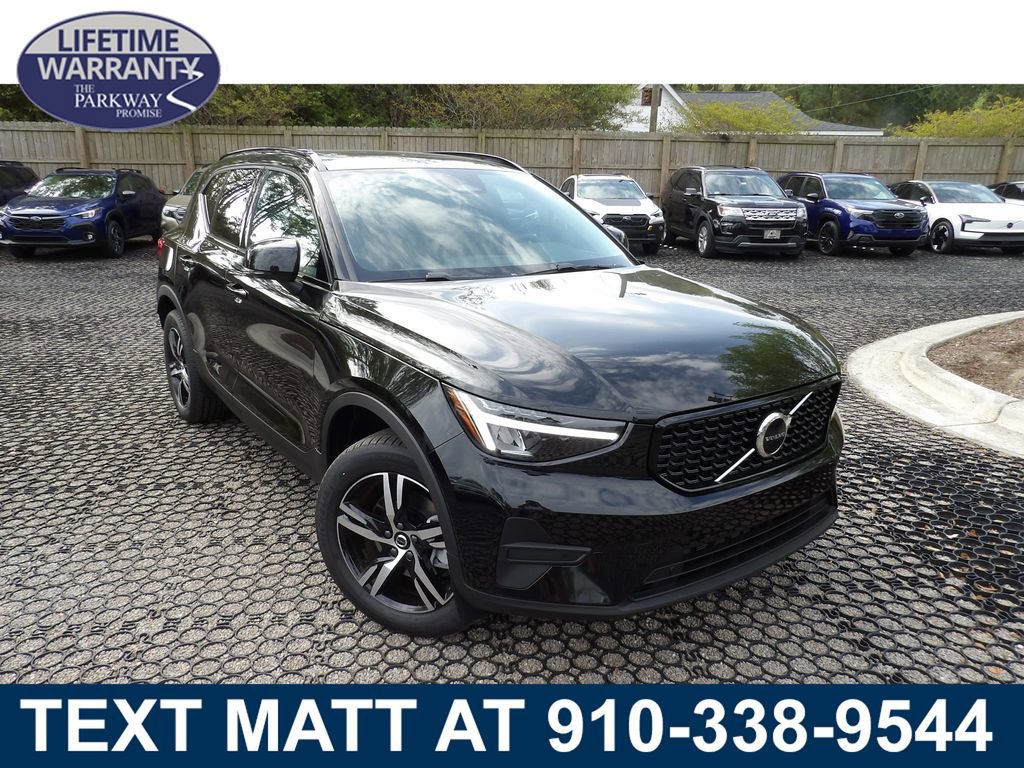New 2026 Volvo XC40 B5 Core w/ Climate Package AWD/4WD image 1