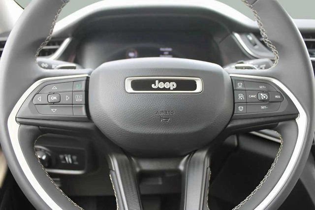 Used 2023 Jeep Grand Cherokee Laredo image 25