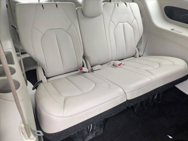 Used 2018 Chrysler Pacifica Touring-L w/ Advanced Safetytec Group FWD image 19
