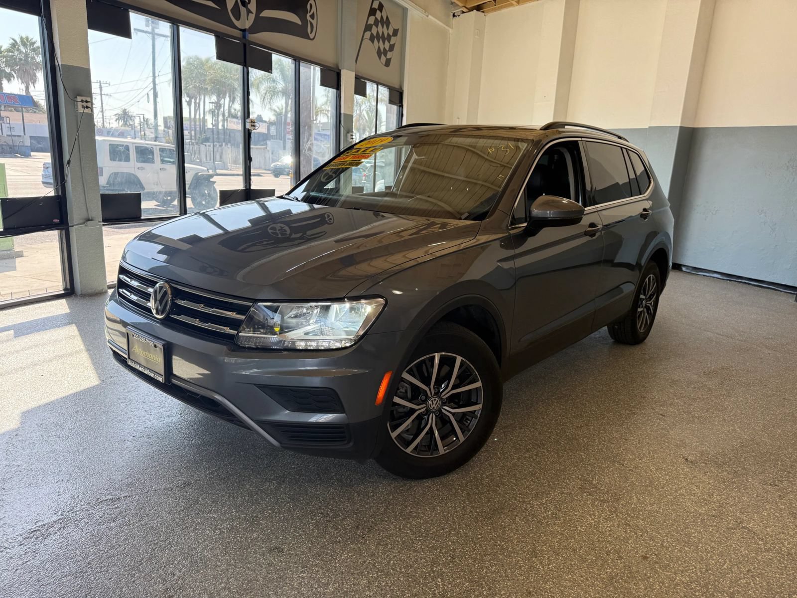 Used 2019 Volkswagen Tiguan SE w/ Panoramic Sunroof Package AWD/4WD image 3