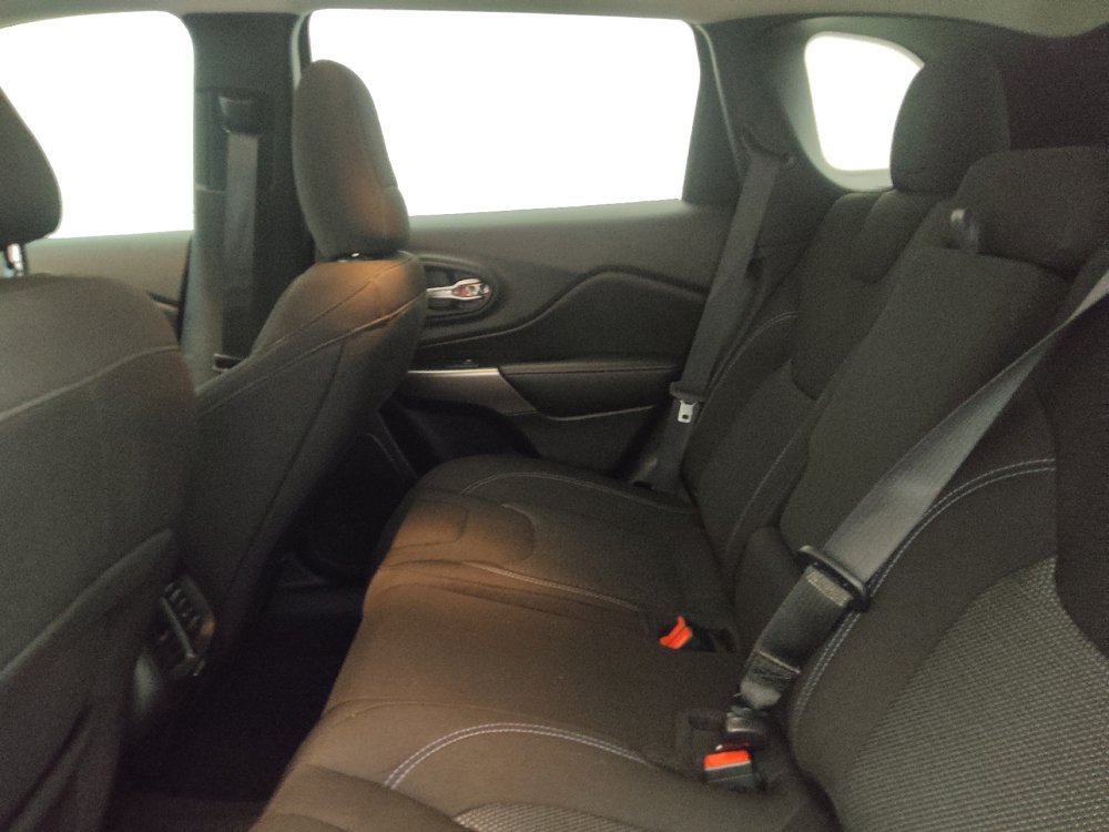 Used 2021 Jeep Cherokee Latitude FWD image 18