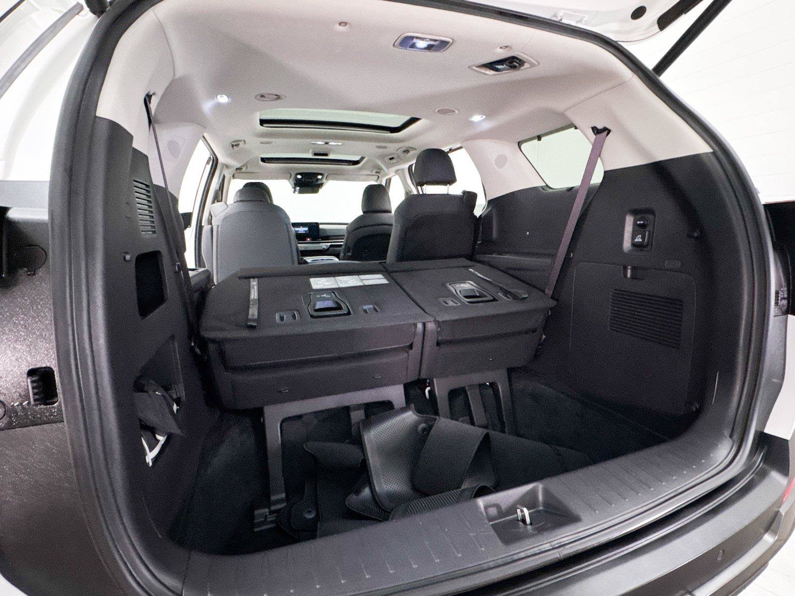 Certified 2025 Kia Carnival SX w/ SX Dark Edition Package FWD image 35