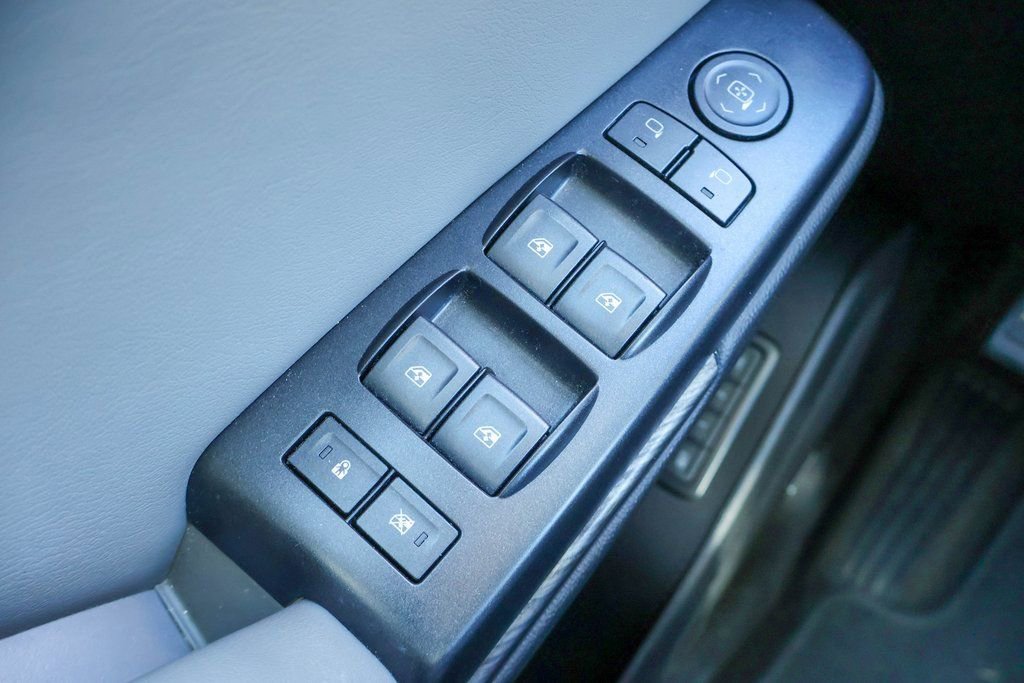 Used 2018 Chevrolet Suburban LT image 17