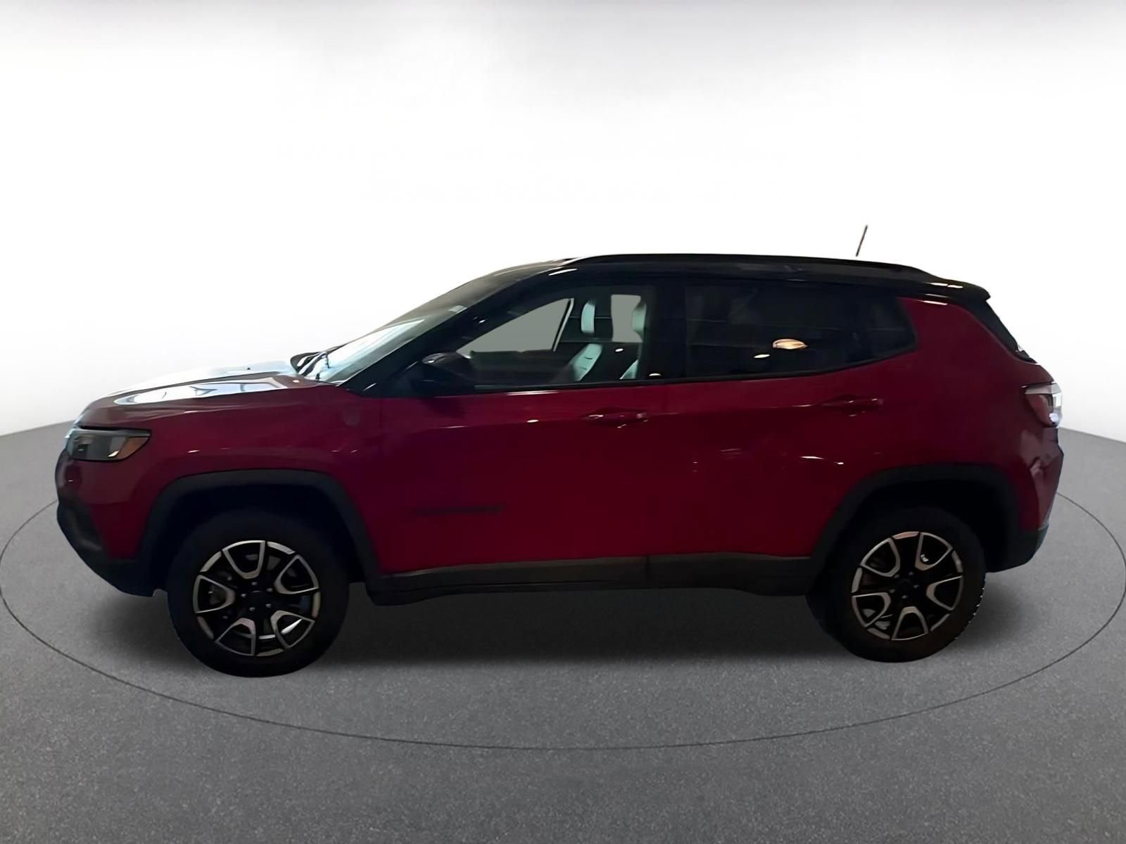 Used 2025 Jeep Compass Trailhawk AWD/4WD image 7