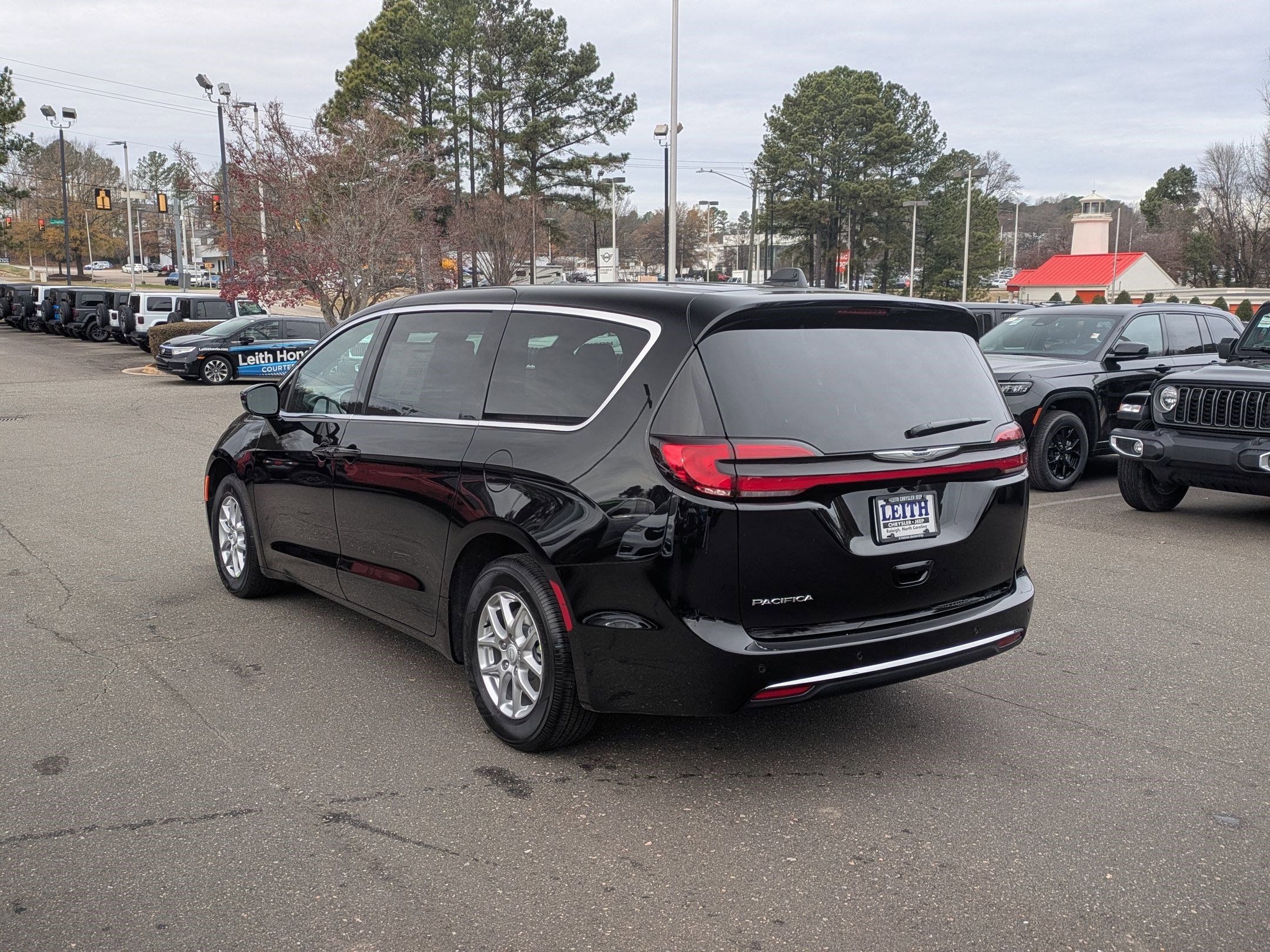 New 2026 Chrysler Pacifica Select image 7