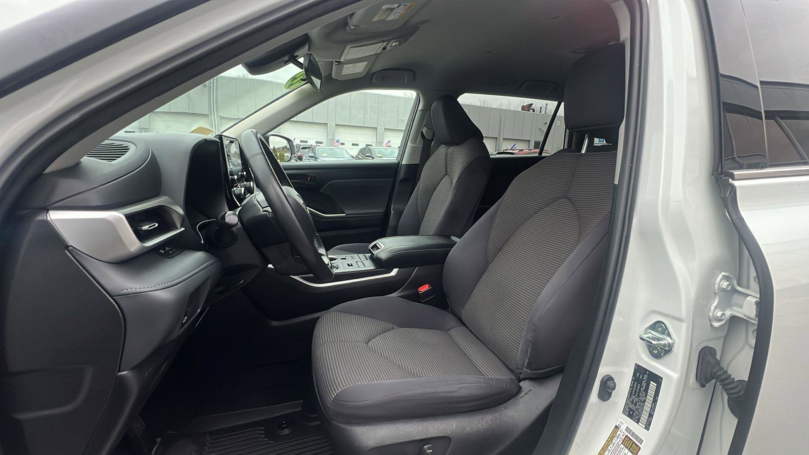 Used 2022 Toyota Highlander LE AWD/4WD image 22