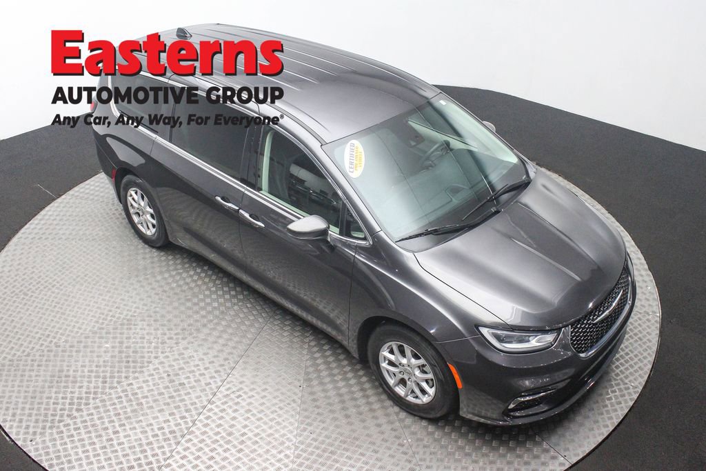 Used 2023 Chrysler Pacifica Touring-L image 3