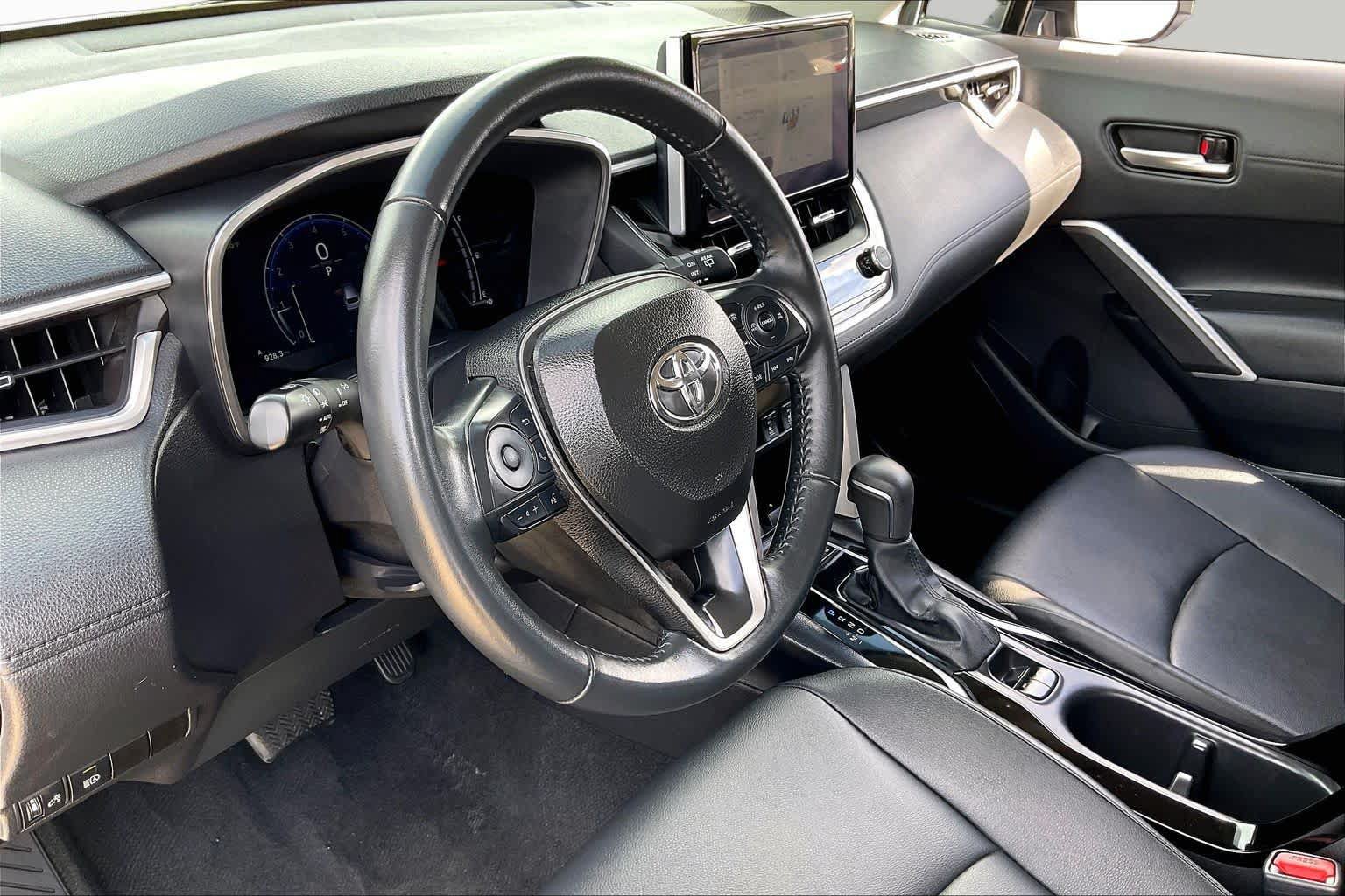 Used 2025 Toyota Corolla Cross XLE FWD image 15
