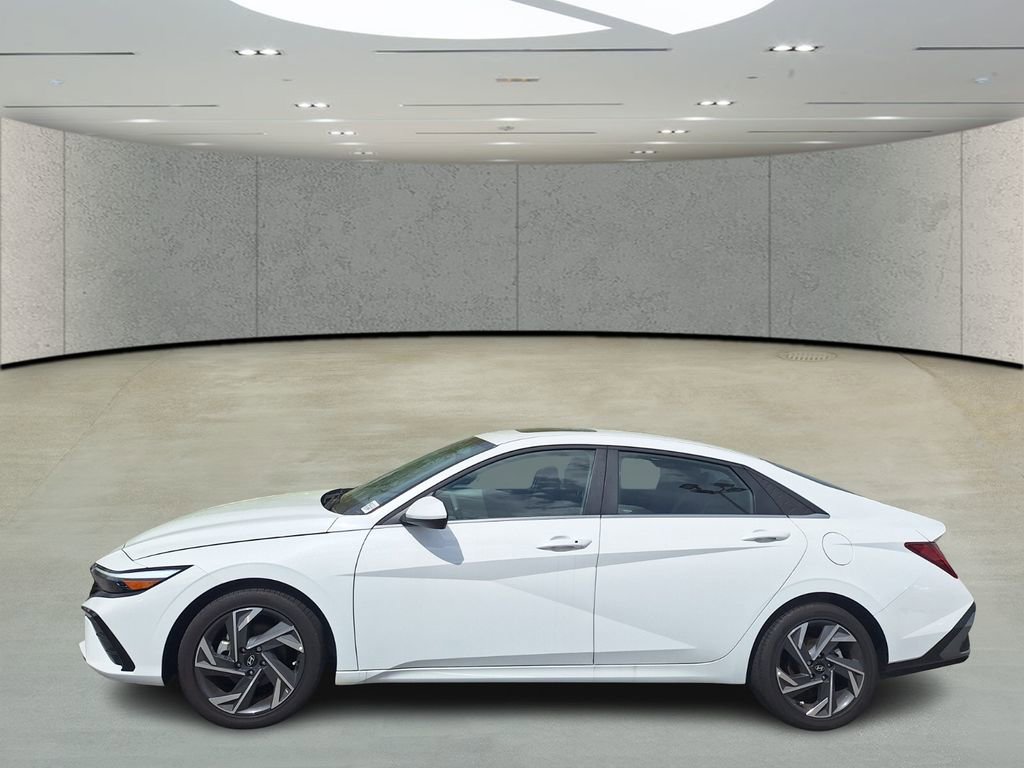 Used 2025 Hyundai Elantra SEL image 2