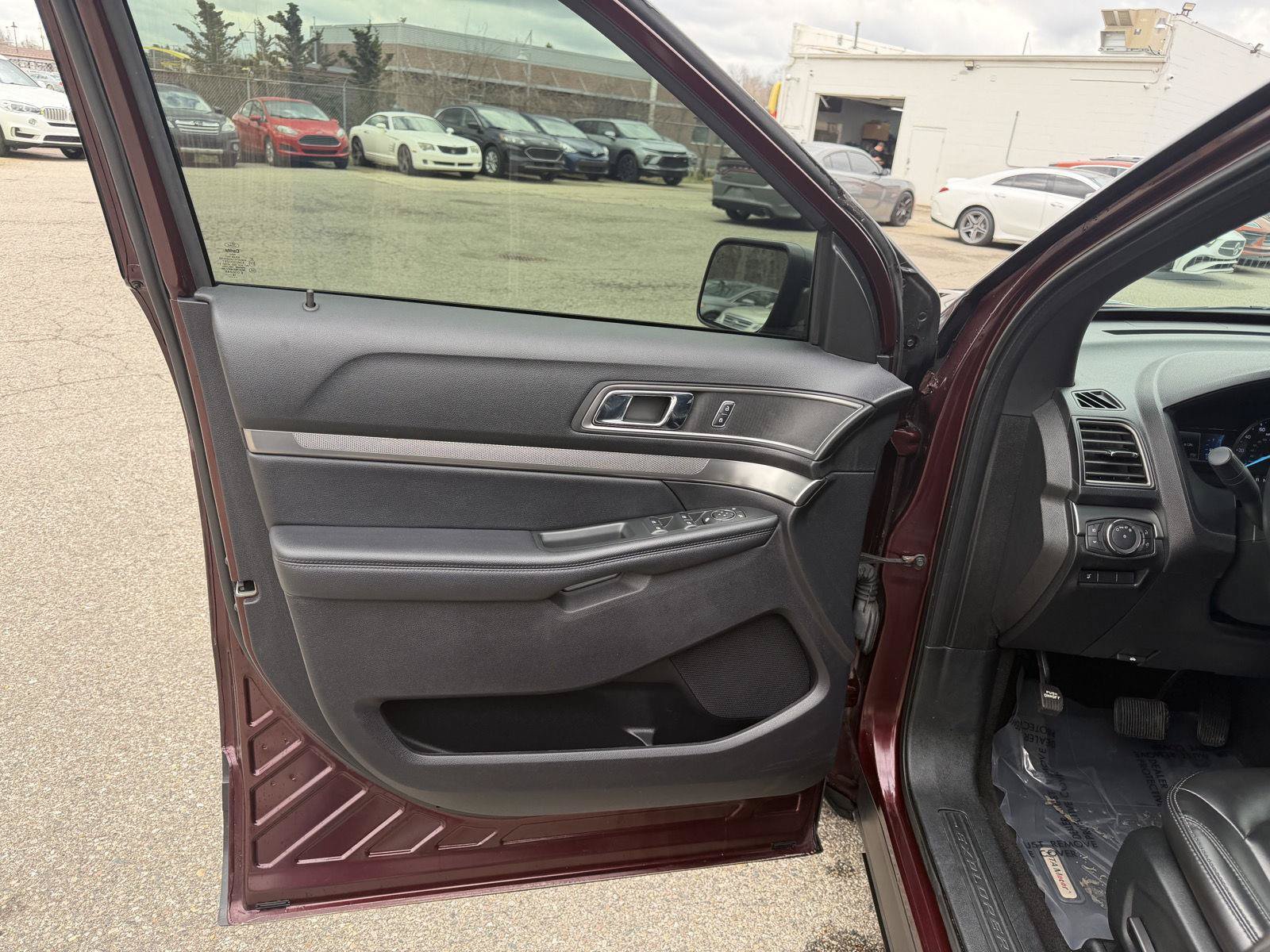 Used 2019 Ford Explorer XLT w/ Equipment Group 202A FWD image 9