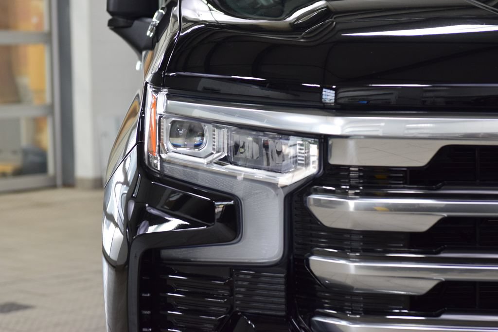 Used 2025 Chevrolet Silverado 1500 High Country w/ High Country Premium Package AWD/4WD image 12