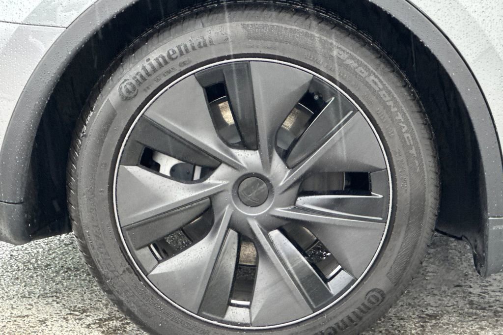 Used 2025 Tesla Model Y Long Range image 24