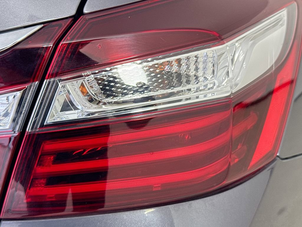 Used 2017 Honda Accord EX image 32