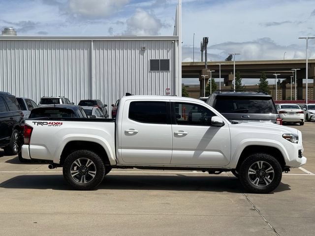 Used 2017 Toyota Tacoma TRD Sport w/ Tow Package (A/T) AWD/4WD image 3