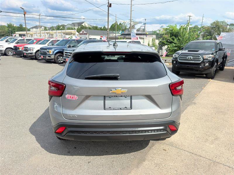 Used 2024 Chevrolet Trax LS w/ Driver Confidence Package FWD image 3