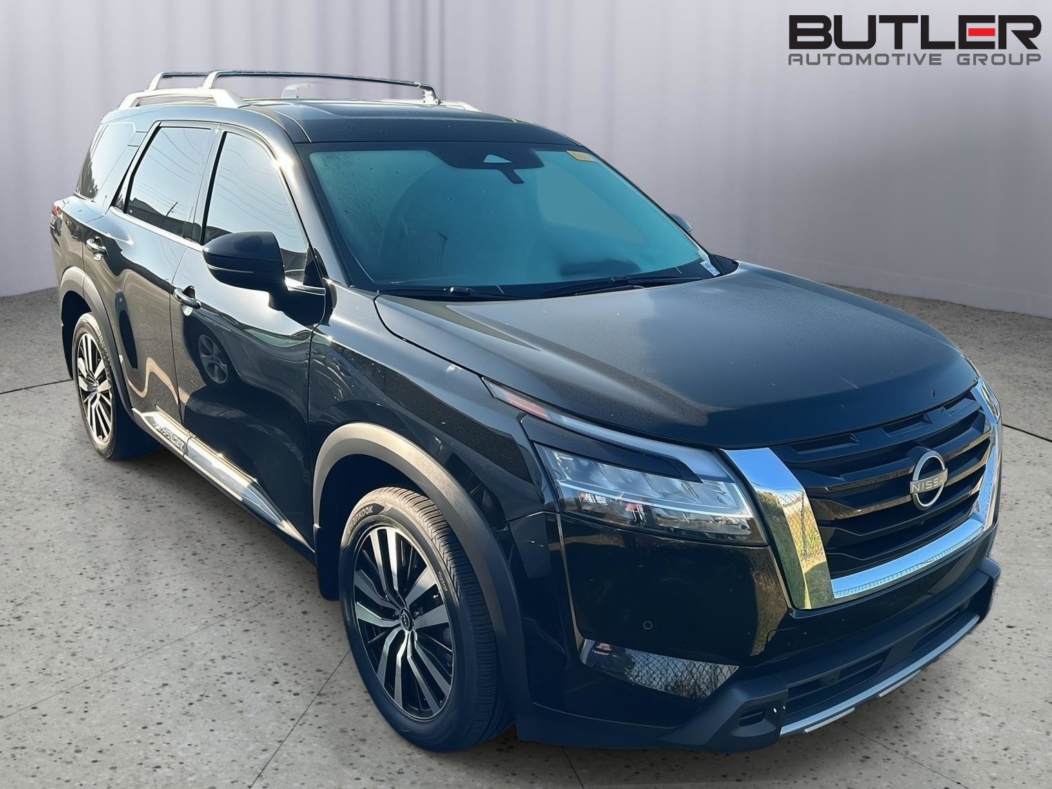 Used 2023 Nissan Pathfinder Platinum image 3