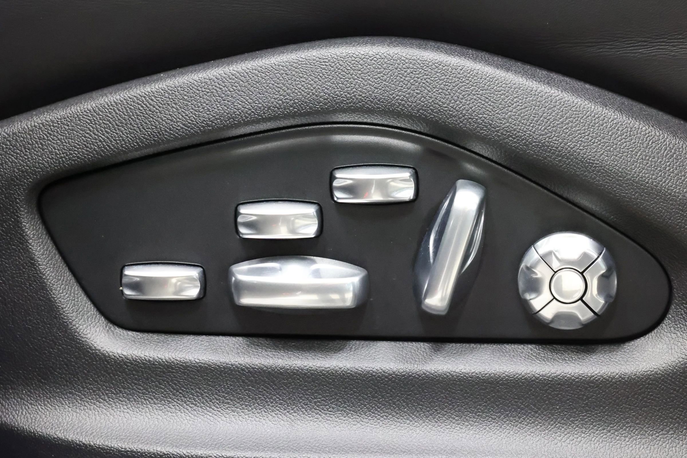 Used 2020 Porsche Cayenne Turbo image 19