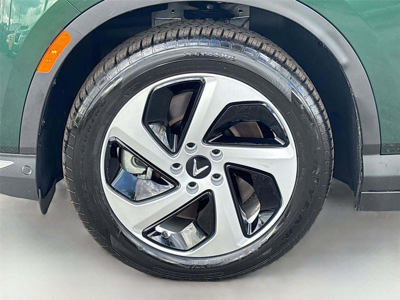 New 2025 VinFast VF 8 Eco image 31