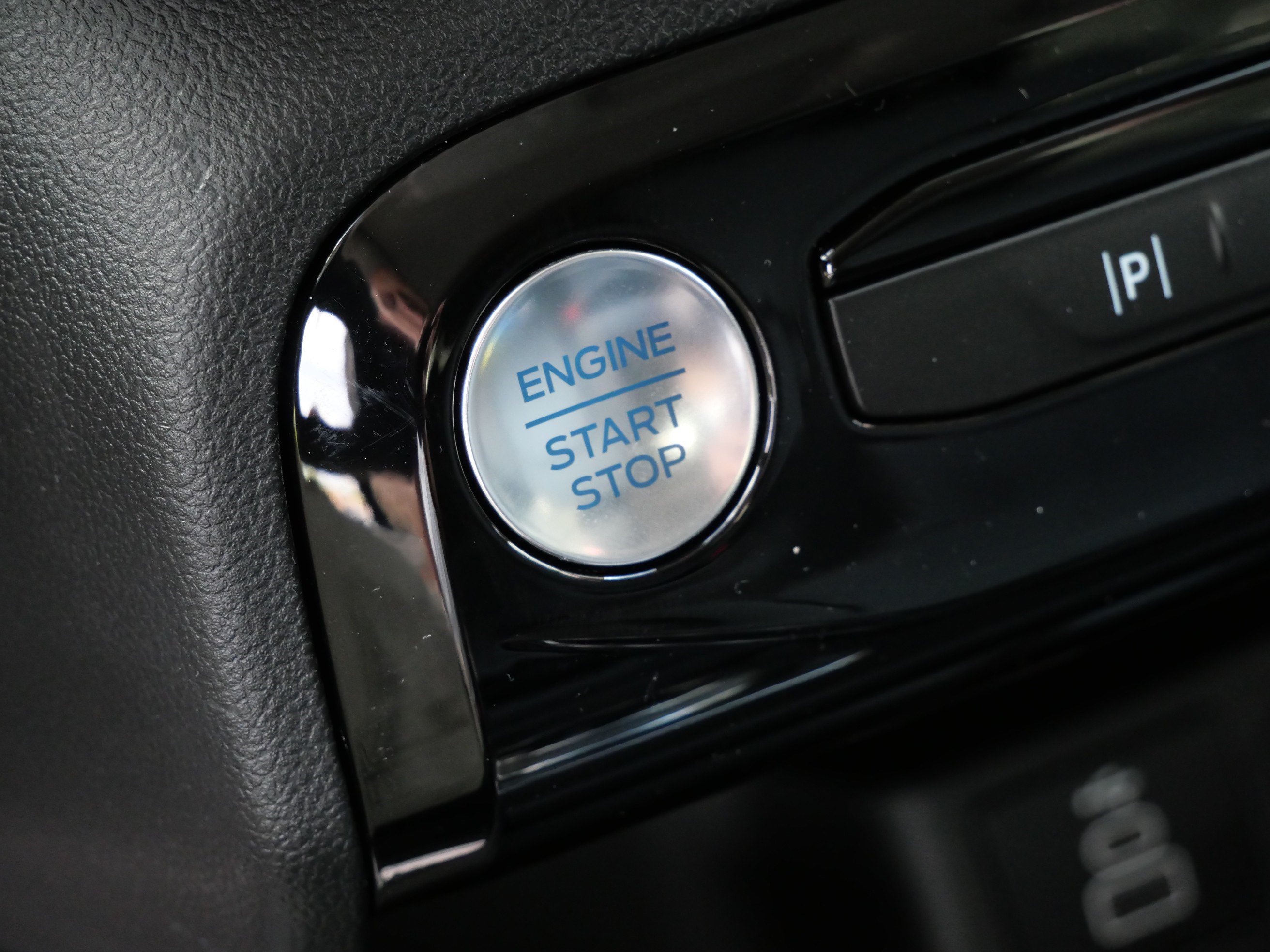 Used 2025 Ford Escape SE w/ PHEV Premium Package FWD image 32