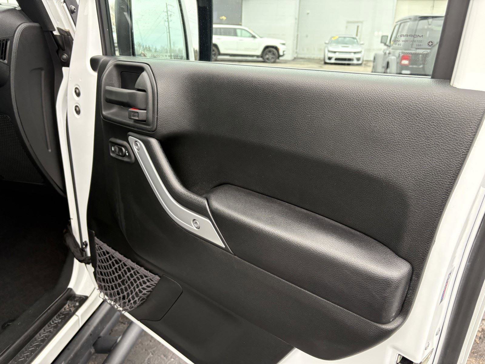 Used 2018 Jeep Wrangler Unlimited Rubicon w/ Connectivity Group image 11