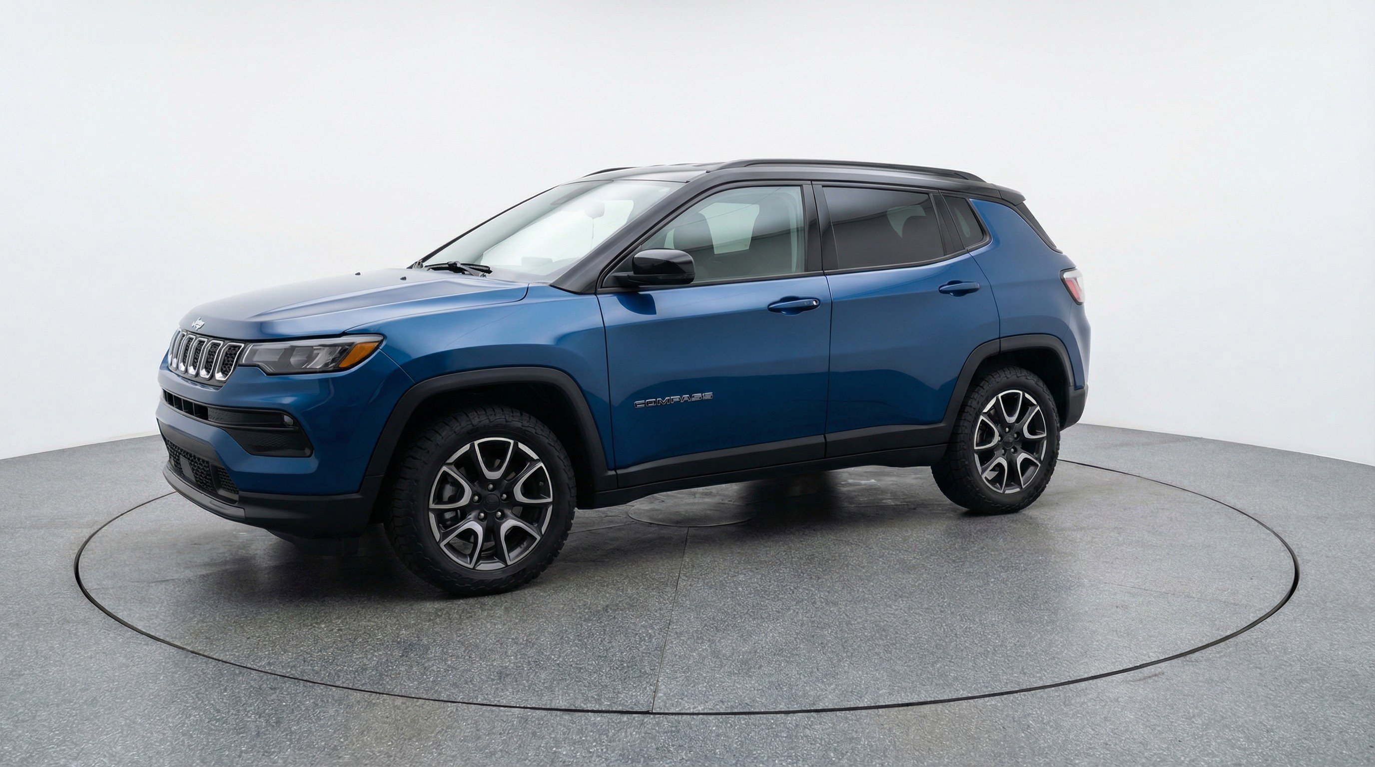 Used 2025 Jeep Compass Trailhawk image 3