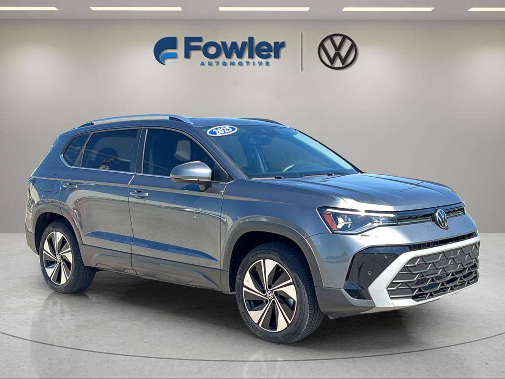 Used 2025 Volkswagen Taos SE AWD/4WD image 1