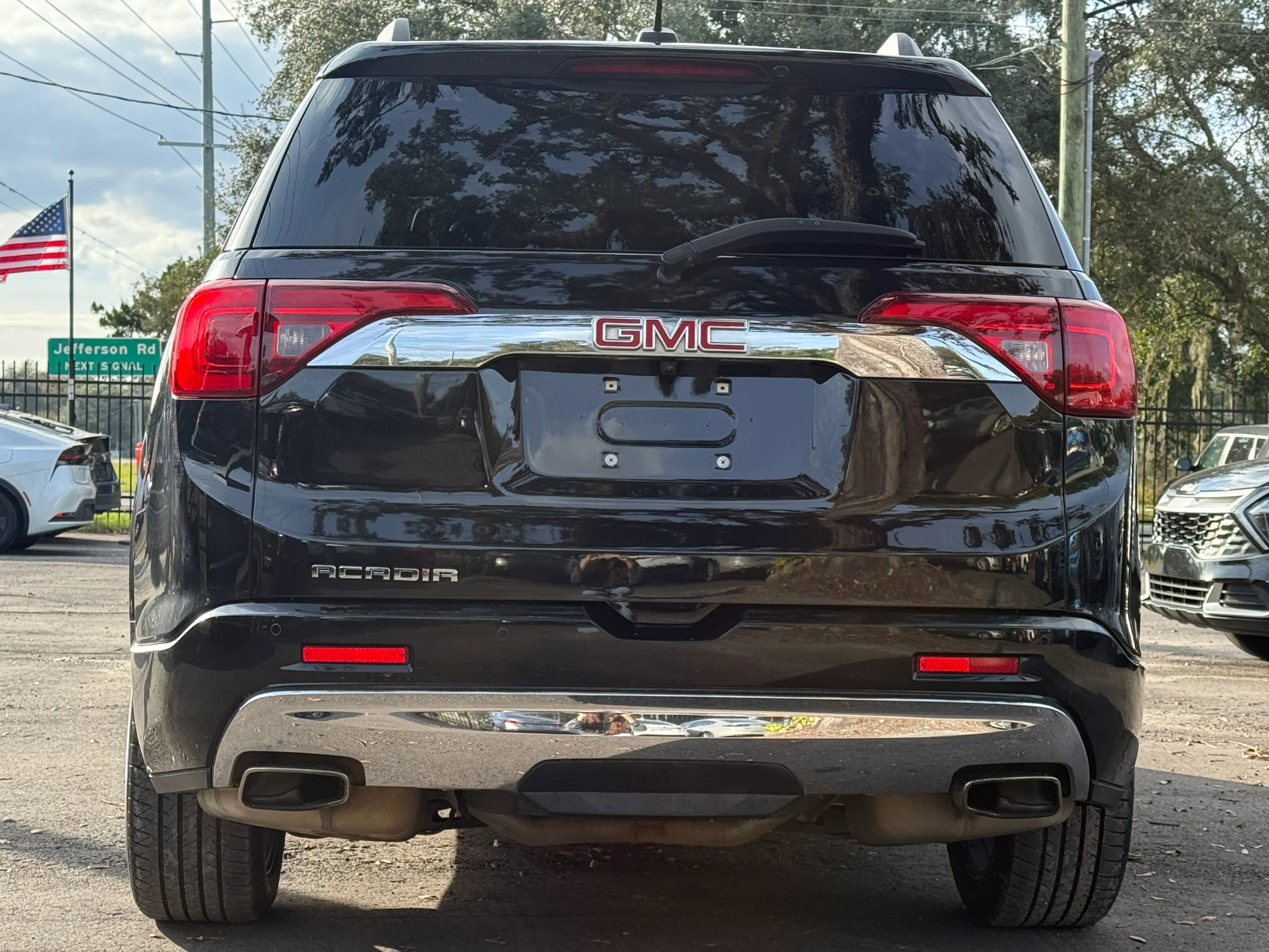 Used 2017 GMC Acadia Denali w/ Technology Package FWD image 5