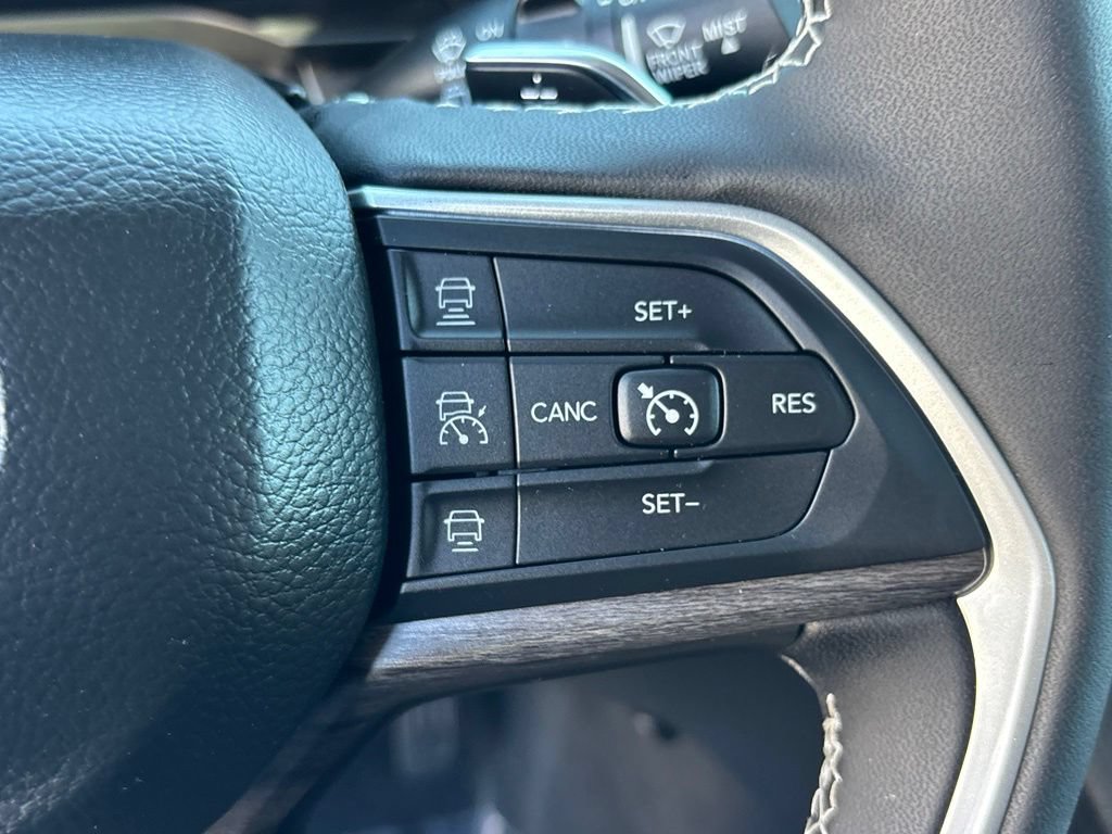 Used 2025 Jeep Grand Cherokee Limited w/ Black Appearance Package RWD image 15