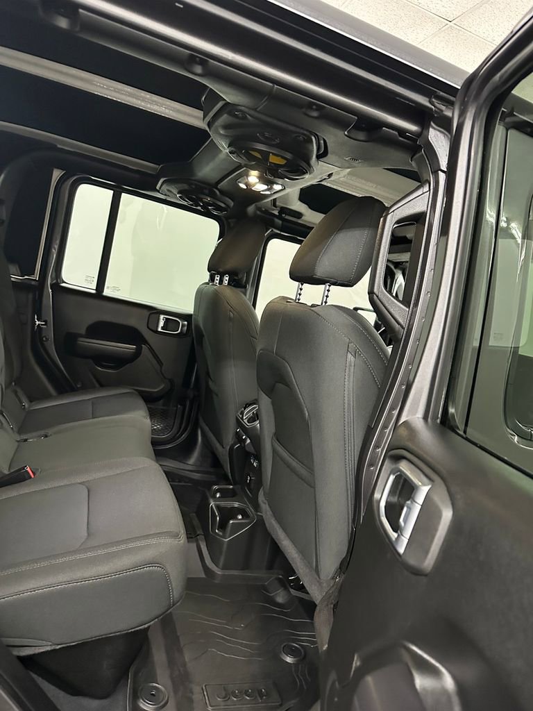 Used 2022 Jeep Gladiator Willys image 39