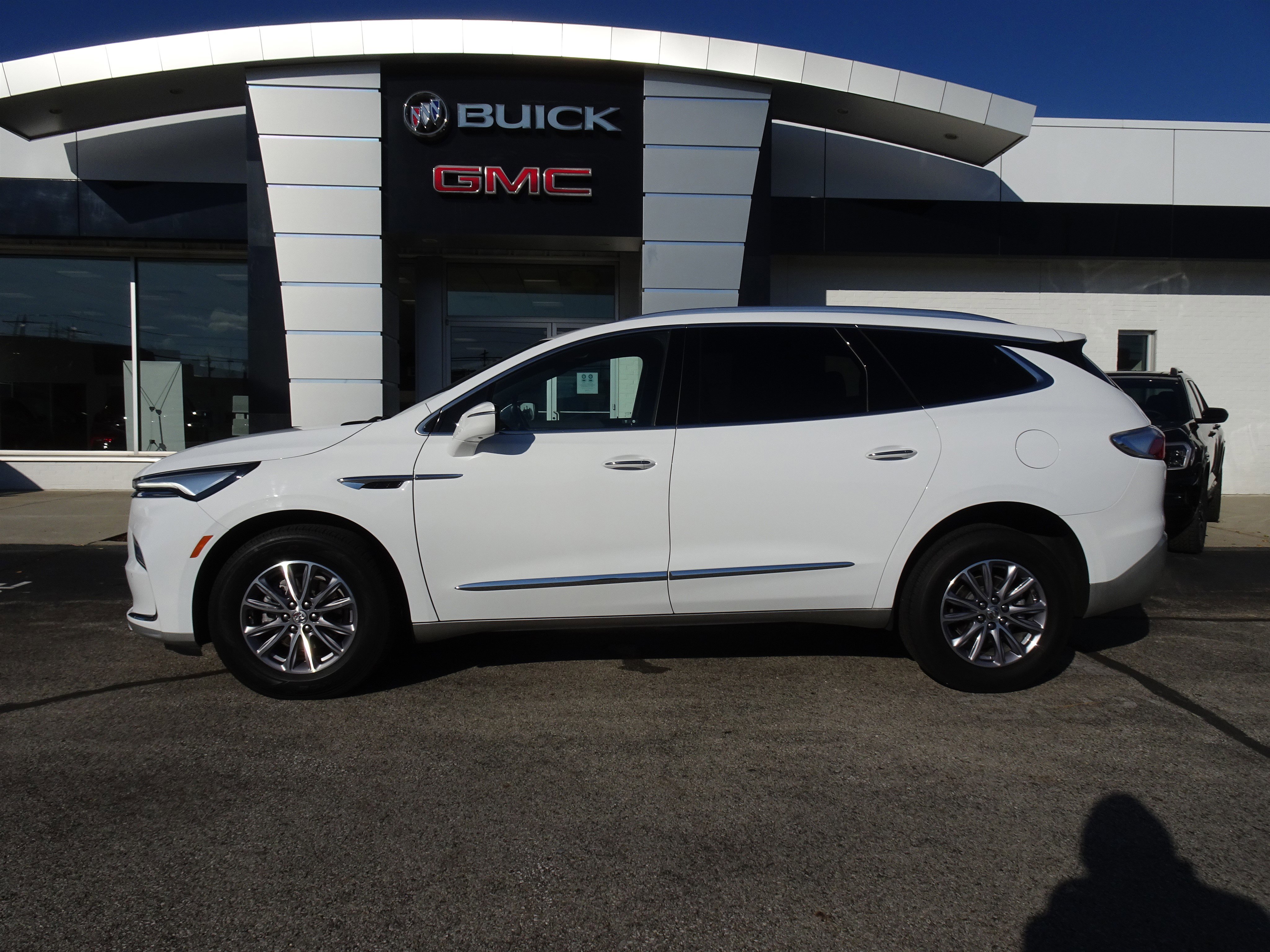 Used 2024 Buick Enclave Premium image 2