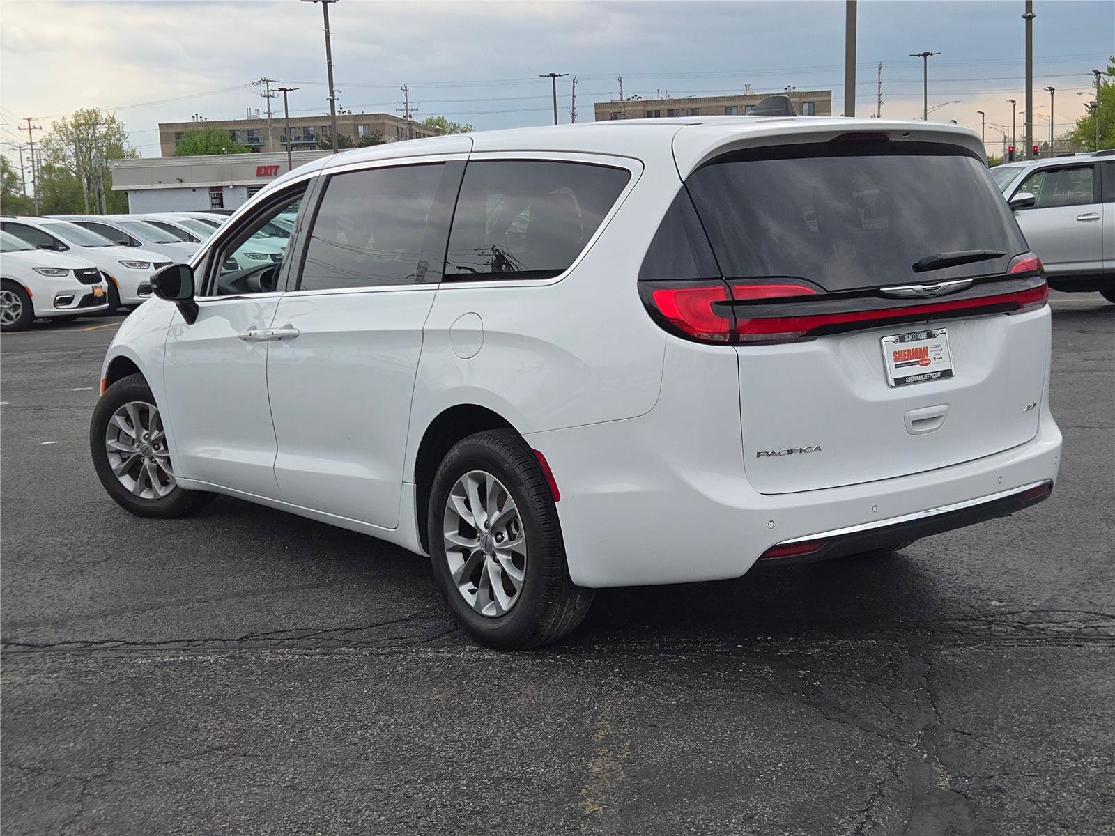 Used 2024 Chrysler Pacifica Touring-L AWD/4WD image 16