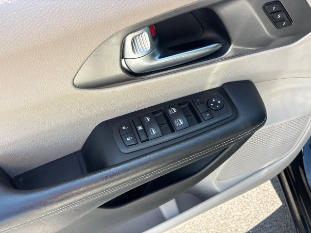 Used 2023 Chrysler Pacifica Touring-L FWD image 16